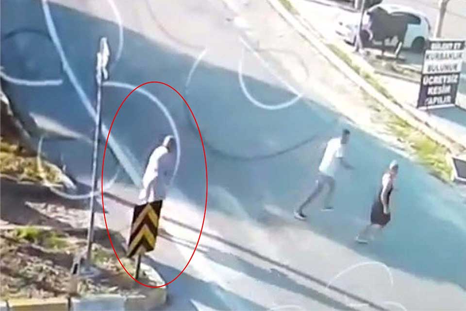 Aydın'ın Kuşadası ilçesinde yaya geçidinden yolun karşısına geçerken otomobilin çarptığı