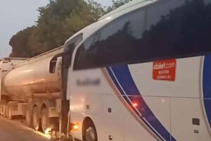 Manisa'nın Salihli ilçesinde yolcu otobüsünün boş yakıt tankerine çarptığı kazada