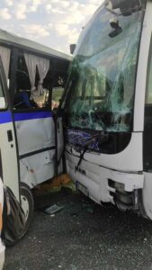 Manisa'nın Salihli ilçesinde yolcu otobüsü ile işçi servis midibüsünün çarpıştığı