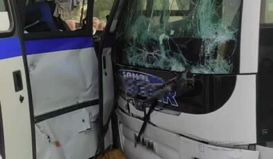 Yolcu otobüsüyle minibüs çarpıştı: 11 yaralı