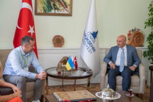 İzmir Büyükşehir Belediye Başkanı Tunç Soyer, Ukrayna’nın Çernivtsi kentinden gelen