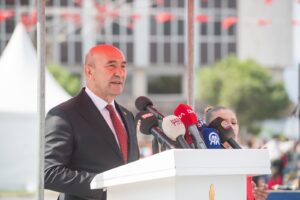 İzmir'in kurtuluşunun 101. yıldönümü kutlamaları Cumhuriyet Meydanı’ndaki törenle devam ediyor.