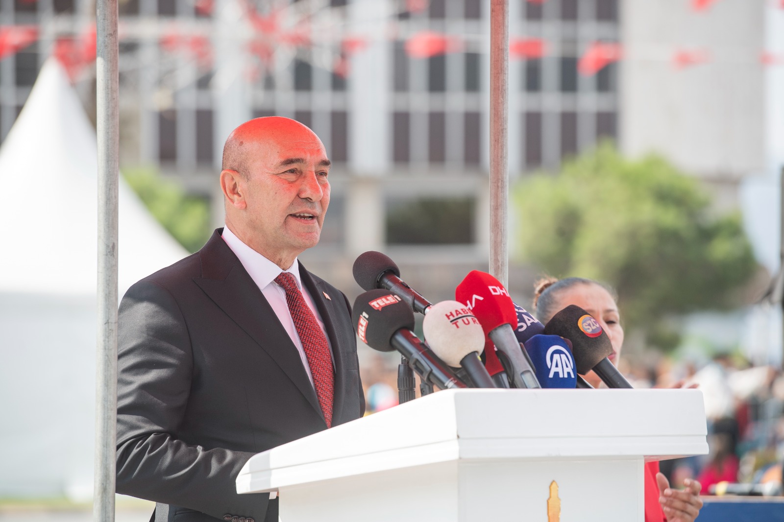 İzmir'in kurtuluşunun 101. yıldönümü kutlamaları Cumhuriyet Meydanı’ndaki törenle devam ediyor.