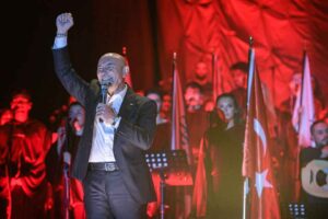 Geceye taşan 9 Eylül coşkusu, Cumhuriyet Meydanı’ndan Kültürpark Lozan Kapısı’na