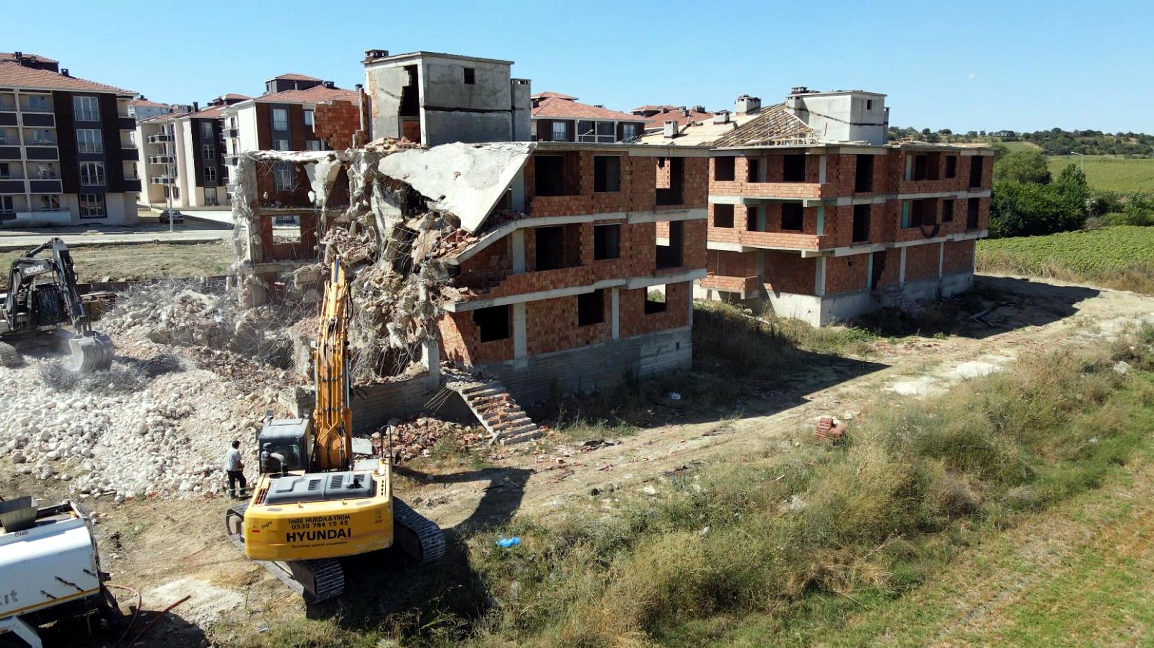 Tekirdağ'da uygunluk raporu aldığı betonda çatlamalar olunca 27 daire, 3