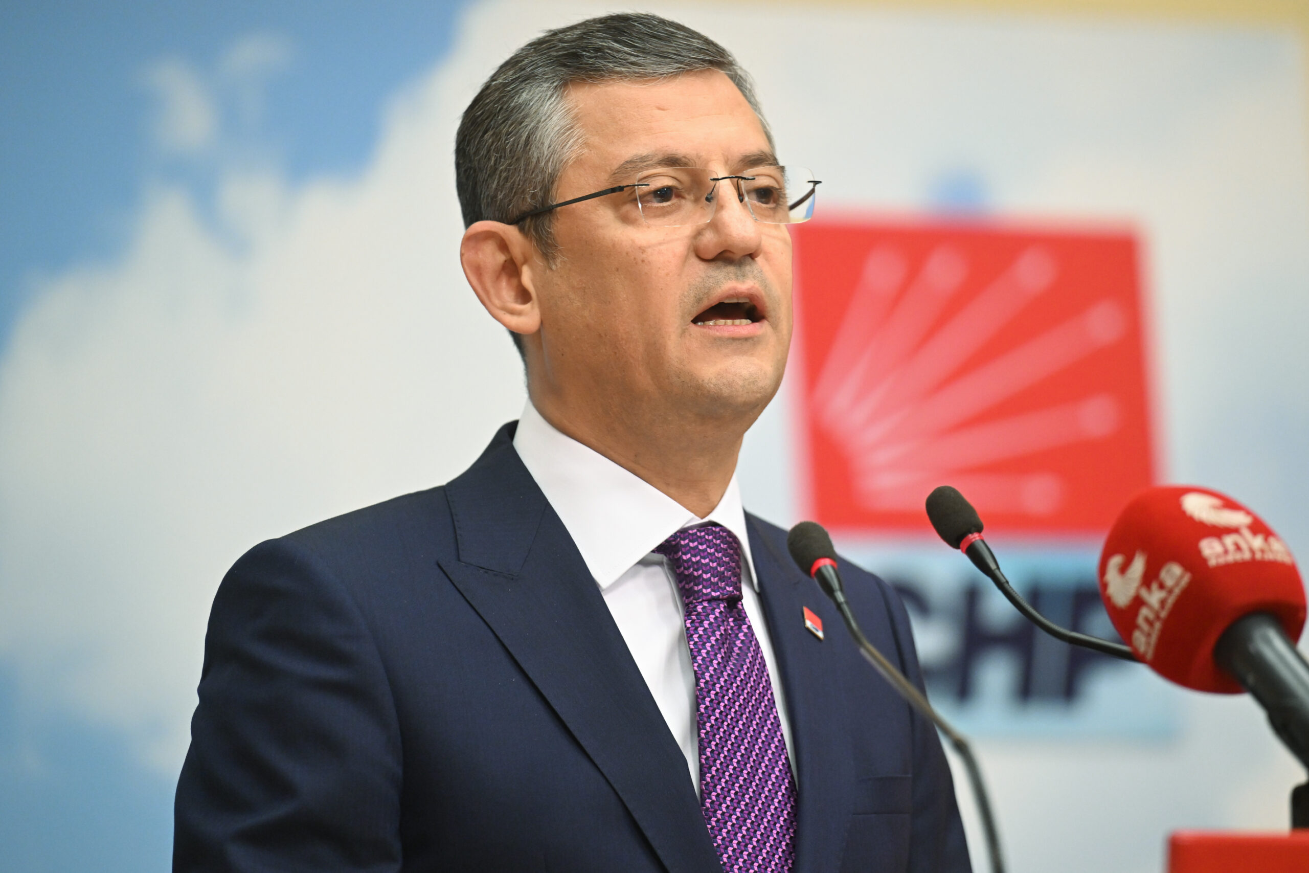 CHP İzmir İl Kongresi’ne katılan CHP Grup Başkanvekili Özgür Özel,