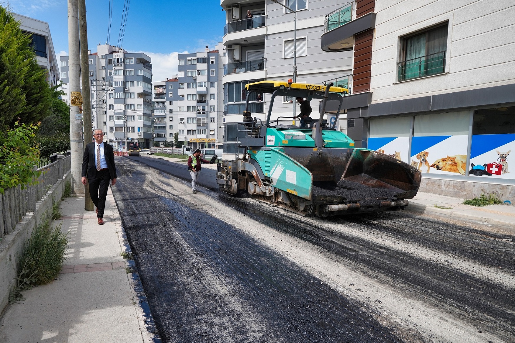 Yol bakım ve onarım çalışmalarını aralıksız sürdüren Gaziemir Belediyesi, Nisan