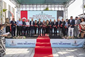 İzmir Büyükşehir Belediye Başkanı Tunç Soyer, Dikili Belediyesi tarafından yapımı