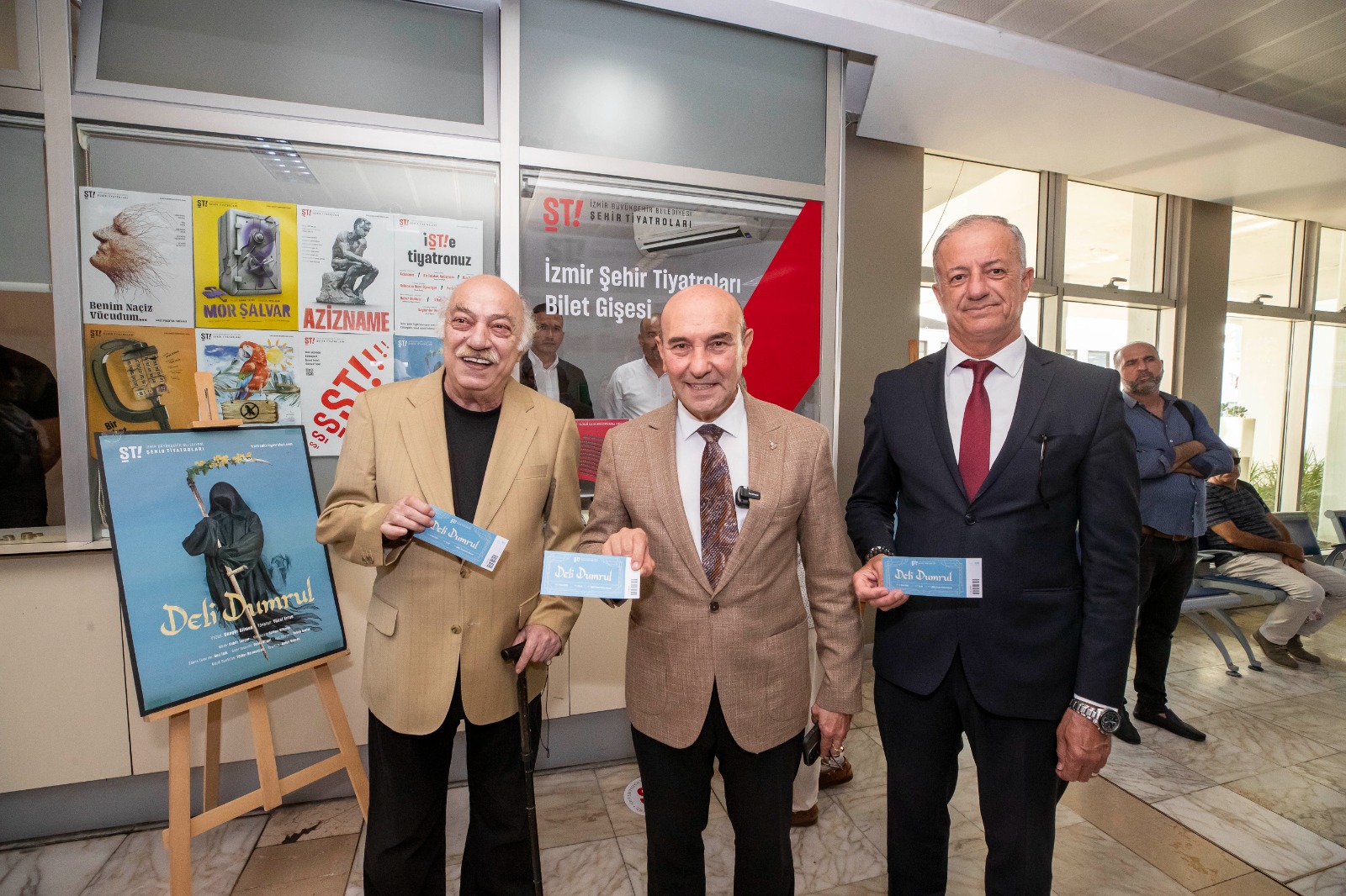 İzmir Büyükşehir Belediye Başkanı Tunç Soyer, İzmir Şehir Tiyatroları’nın Konak