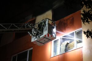 İzmir'in Bornova ilçesinde, 4 katlı bir binanın çatı katında bulunan