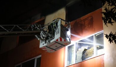 4 katlı binanın çatı katında çıkan yangın korkuttu: 3 saatte söndürüldü