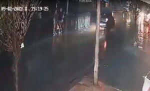 Denizli'nin Pamukkale ilçesinde yolun karşısına geçmek isteyen Emine A. (40)