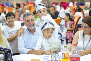 Havuz Düğün Salonu’nda gerçekleşen etkinlikte çocuklar, aileleri ve sevdikleriyle birlikte