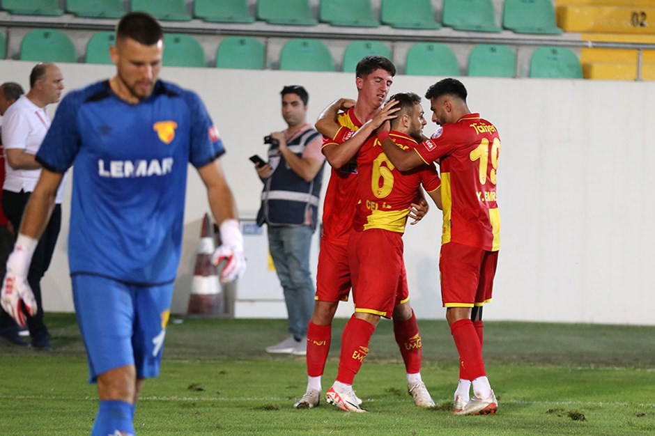 10’ncu dakikada Mamah’ın ara pasında sağ çaprazdan ceza sahası içerisine