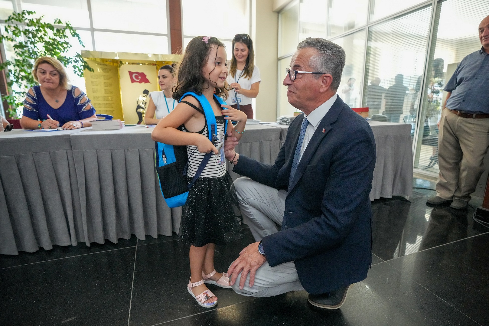 Gaziemir Belediyesi’nden çocuklara okul çantası hediyesi! Düzenlediği kurslarla çocukların kişisel gelişimlerine katkı sağlayan, Gaziemir Belediyesi Destek Eğitim