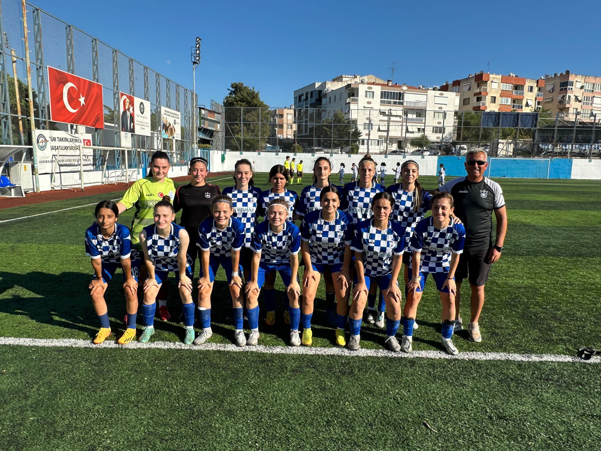 Konak Belediyesi’nin başarıdan başarıya koşan kız futbol takımları, İzmir’e gurur