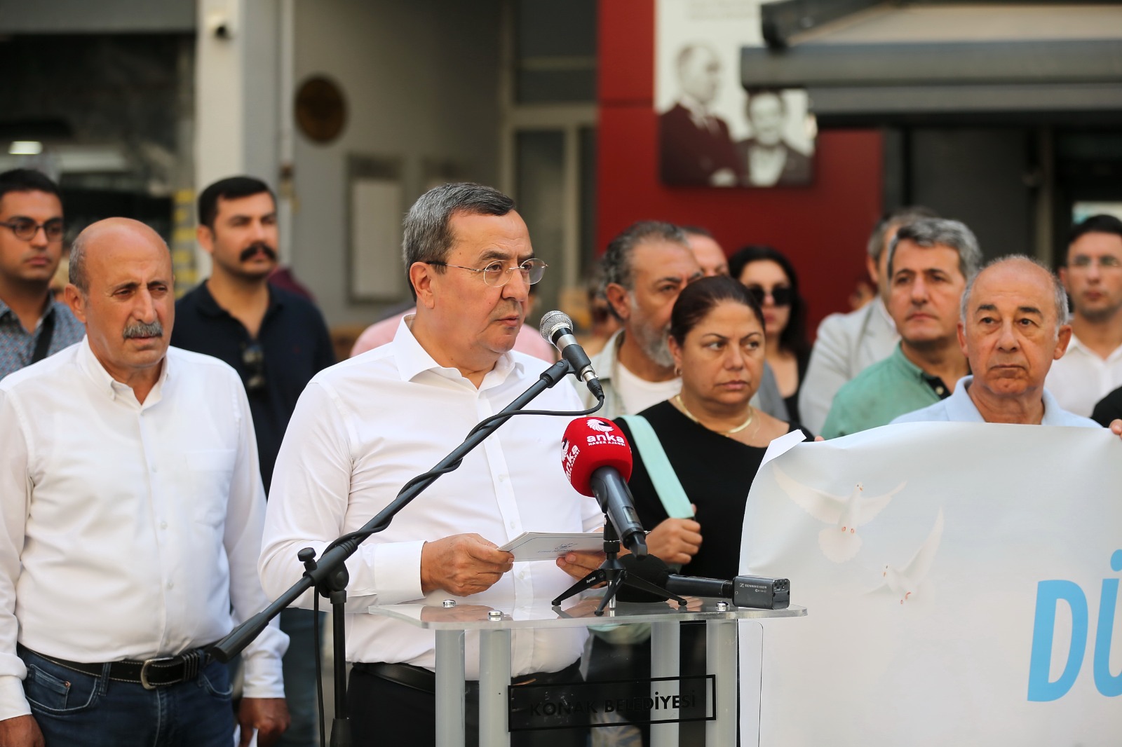1 Eylül Dünya Barış günü nedeniyle düzenlenen basın açıklamasında konuşan