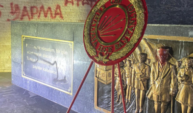 İzmir’de Atatürk’e hakaret ve anıtına saldırı: Kırmızı boyayla boyanmış…
