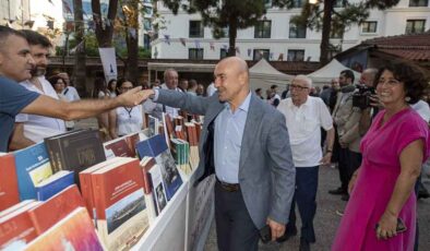 İzmir’in 100 yıllık külliyatı kitaplaştırıldı