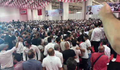 CHP İzmir İl Kongresi’nde Büyük Gerginlik ve Arbede: Kongreye ara verildi