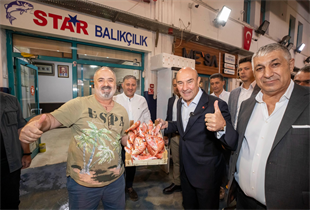 İzmirli balıkçılar sezonu açtı, siftahı Başkan Soyer yaptı!