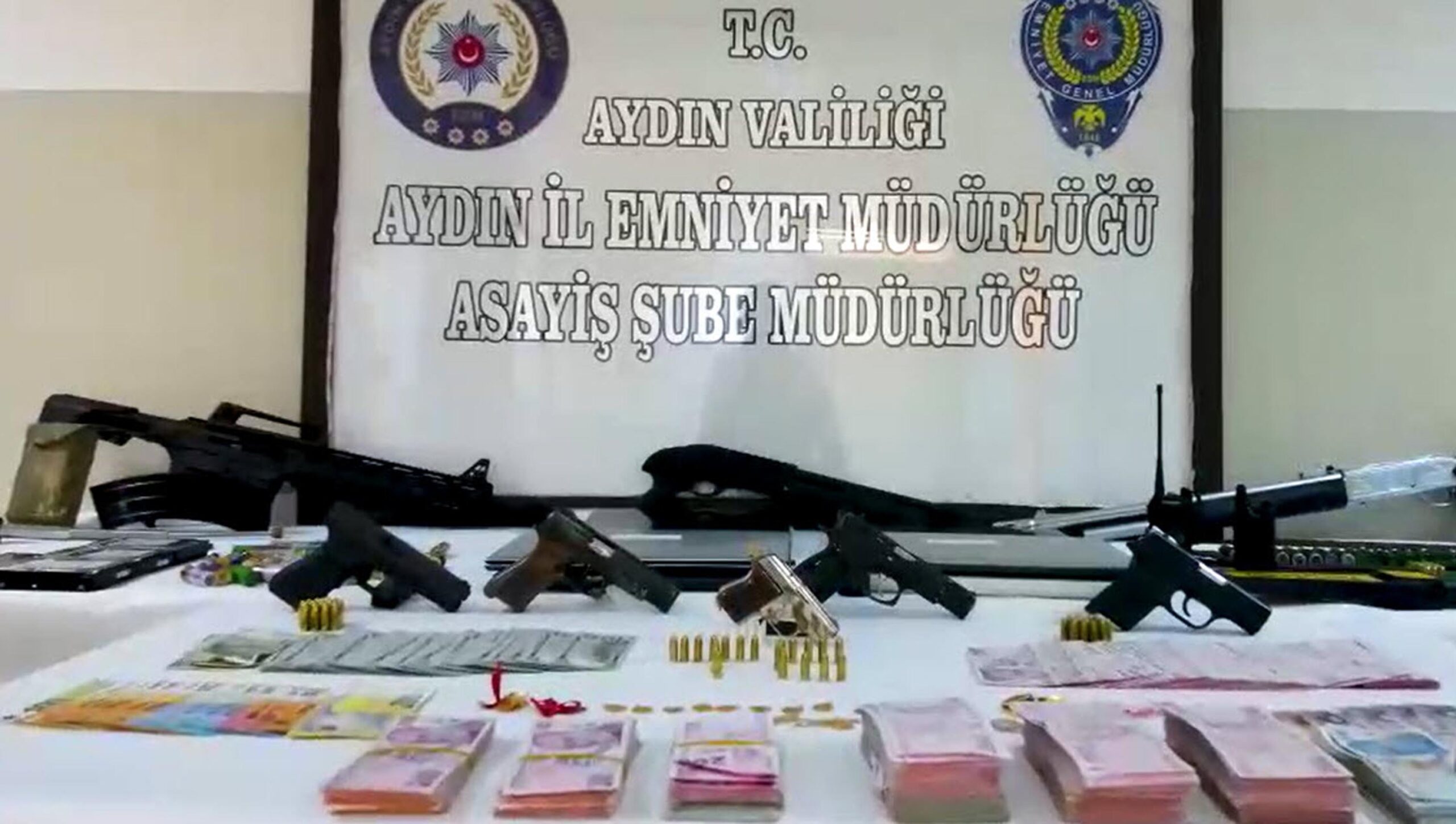 Aydın'ın Kuşadası ilçesinde polisin düzenlediği fuhuş operasyonunda 28 kişi gözaltına