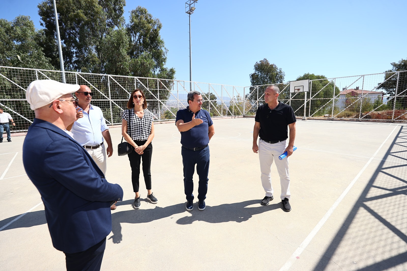 Özellikle amatör sporda antrenman alanı eksiği olduğunu gördüklerini ve bu