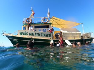 Muğla'nın Bodrum ilçesi Kumbahçe sahilinde yapılan deniz dibi temizliğinde toplam