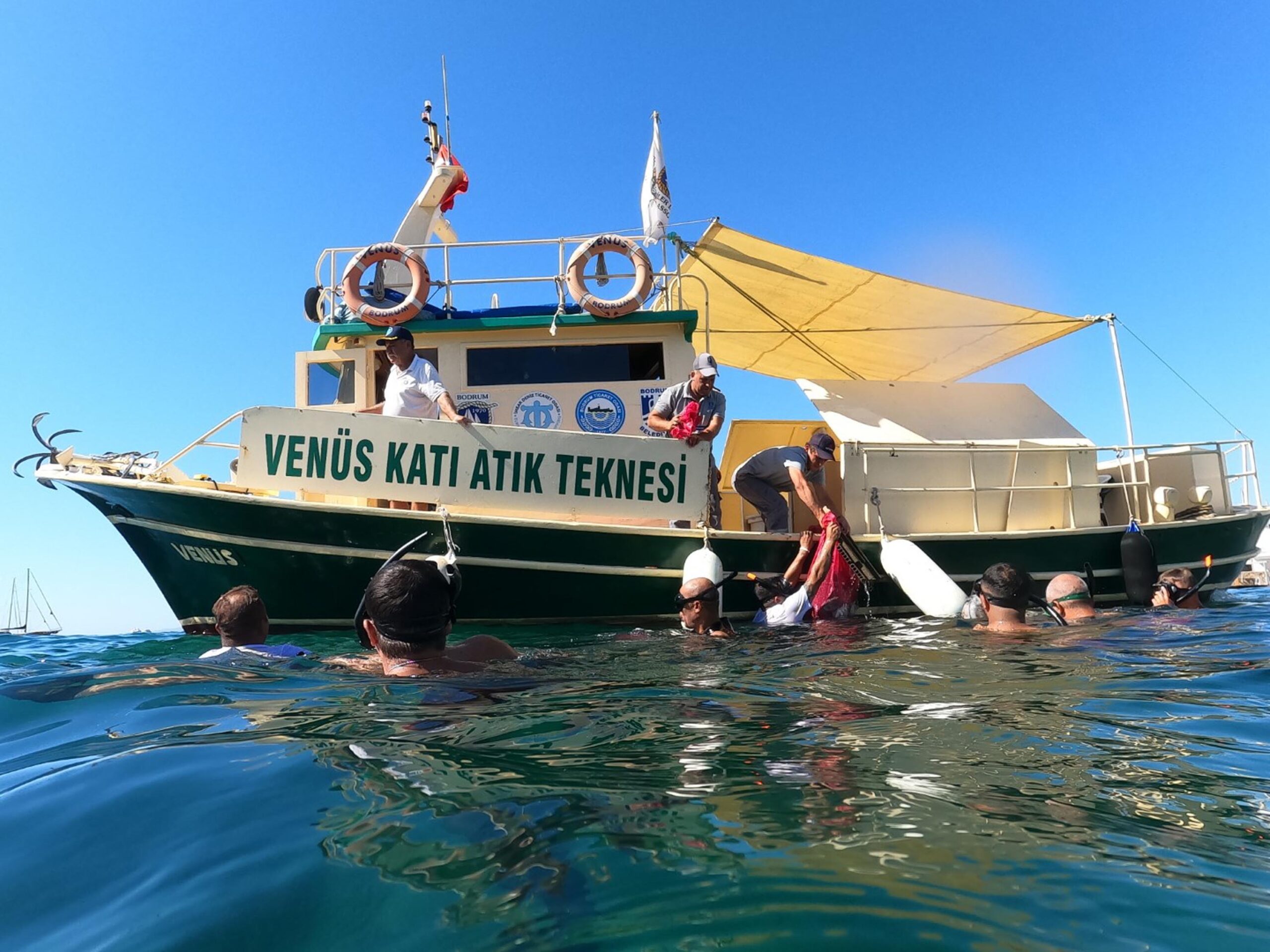 Muğla'nın Bodrum ilçesi Kumbahçe sahilinde yapılan deniz dibi temizliğinde toplam