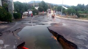Muğla'nın Bodrum ilçesinde, ana su isale hattı patladı. Cadde ve