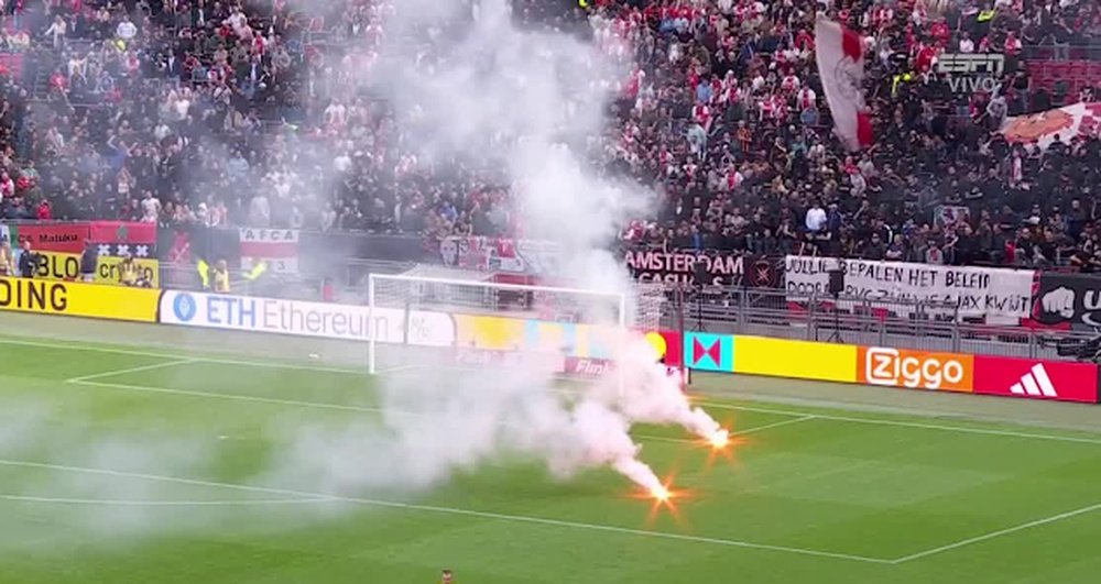 Hollanda Eredivisie Ligi’nde oynanan Ajax-Feyenoord maçında istenmeyen olaylar yaşandı… Ajax’ın ev