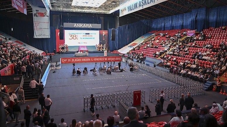 Atatürk Spor Salonu’ndaki CHP Ankara İl Başkanlığı Kongresi’nin divan başkanlığını CHP Kahramanmaraş Milletvekili