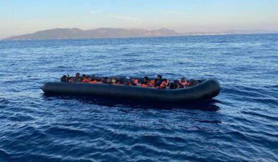 Dikili’de lastik botta 40 kaçak göçmen yakalandı