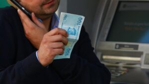 Kütahya'nın Gediz ilçesinde 79 yaşındaki Abdullah Karaca, telefonla arayan ve