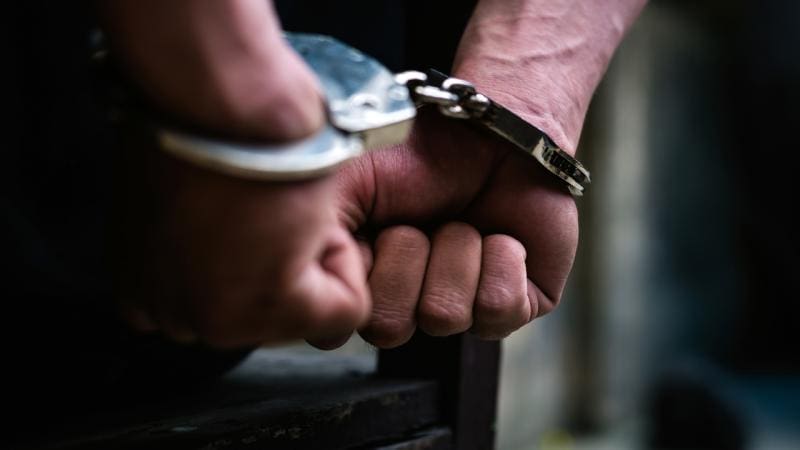 İzmir'in Seferihisar ilçesinde, 80 yaşındaki bir kişiyi arayıp, kendisini polis