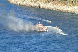 Muğla'nın Fethiye ilçesinde, 6 metrelik botta çıkan yangın, Sahil Güvenlik