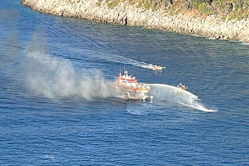 Muğla'nın Fethiye ilçesinde, 6 metrelik botta çıkan yangın, Sahil Güvenlik