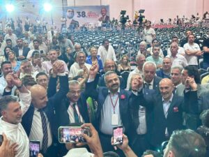 Delegelerin oylarıyla CHP İzmir İl Başkanı seçilerek güven tazeleyen Şenol