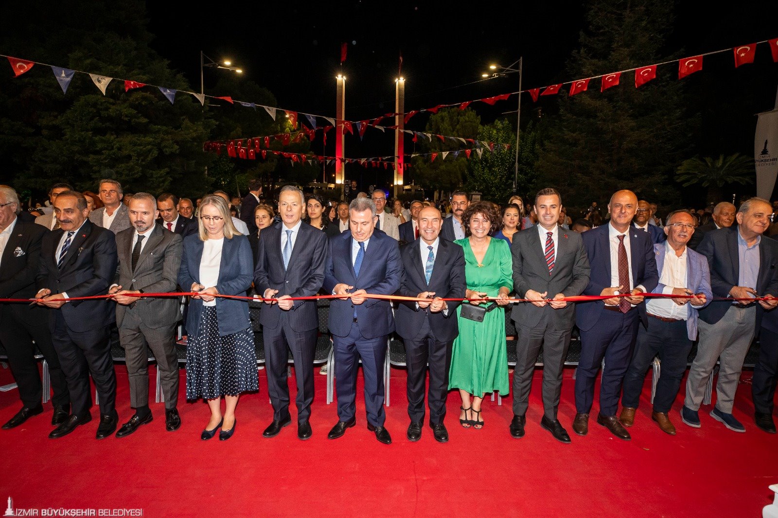 DEMOKRAT GÜNDEM-DERYA ÇELİK-92. İzmir Enternasyonal Fuarı, dev bir kortejle kapılarını