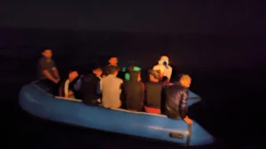 İzmir’in Urla, Seferihisar ve Selçuk ilçeleri açıklarında 81 düzensiz göçmen