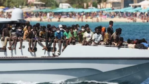 İtalya'ya bağlı Lampedusa adasına çıkan düzensiz göçmen sayısının rekor kırması