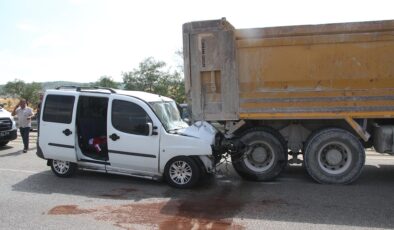 Hafif ticari araç, hafriyat kamyonuna arkadan çarptı: 4’ü çocuk, 7 yaralı