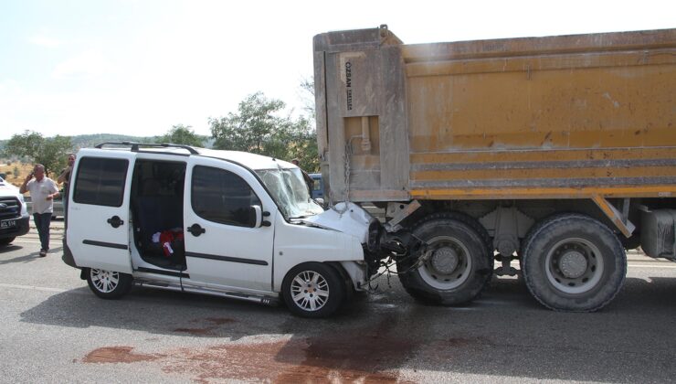 Hafif ticari araç, hafriyat kamyonuna arkadan çarptı: 4’ü çocuk, 7 yaralı