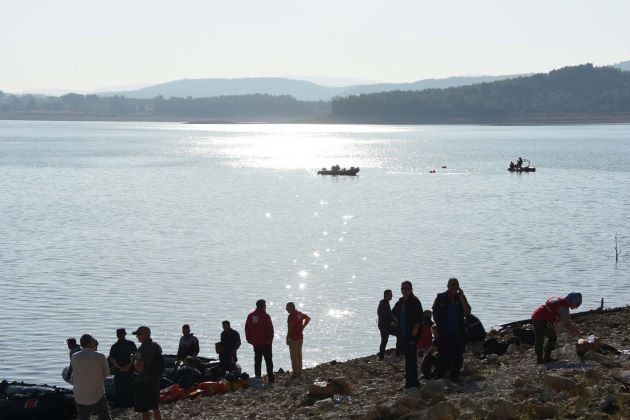 İzmir'in Menderes ilçesinde önceki gün çıkan orman yangınında alevlere müdahalede