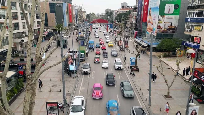 Serbest Düşünce Derneği'nin Kadıköy'de düzenlediği “İçeceğini Al Gel” etkinliği engellendi.