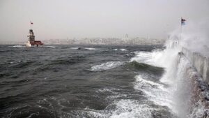İstanbul Valiliğinden fırtına uyarısı geldi. Valiliğin sosyal medya hesabından yapılan