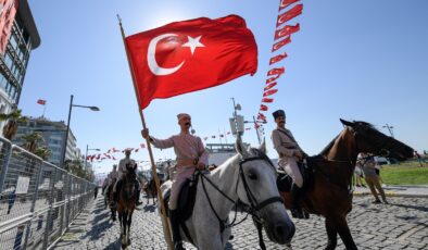 İzmir’de 101. kurtuluş yıldönümü coşkusu: Süvari birliklerinin geçişi, hava gösterileri, fener alayı…