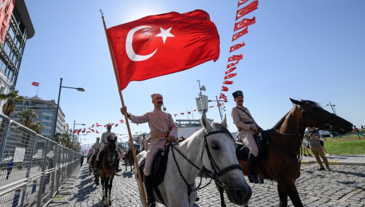 İzmir’de 101. kurtuluş yıldönümü coşkusu: Süvari birliklerinin geçişi, hava gösterileri, fener alayı…