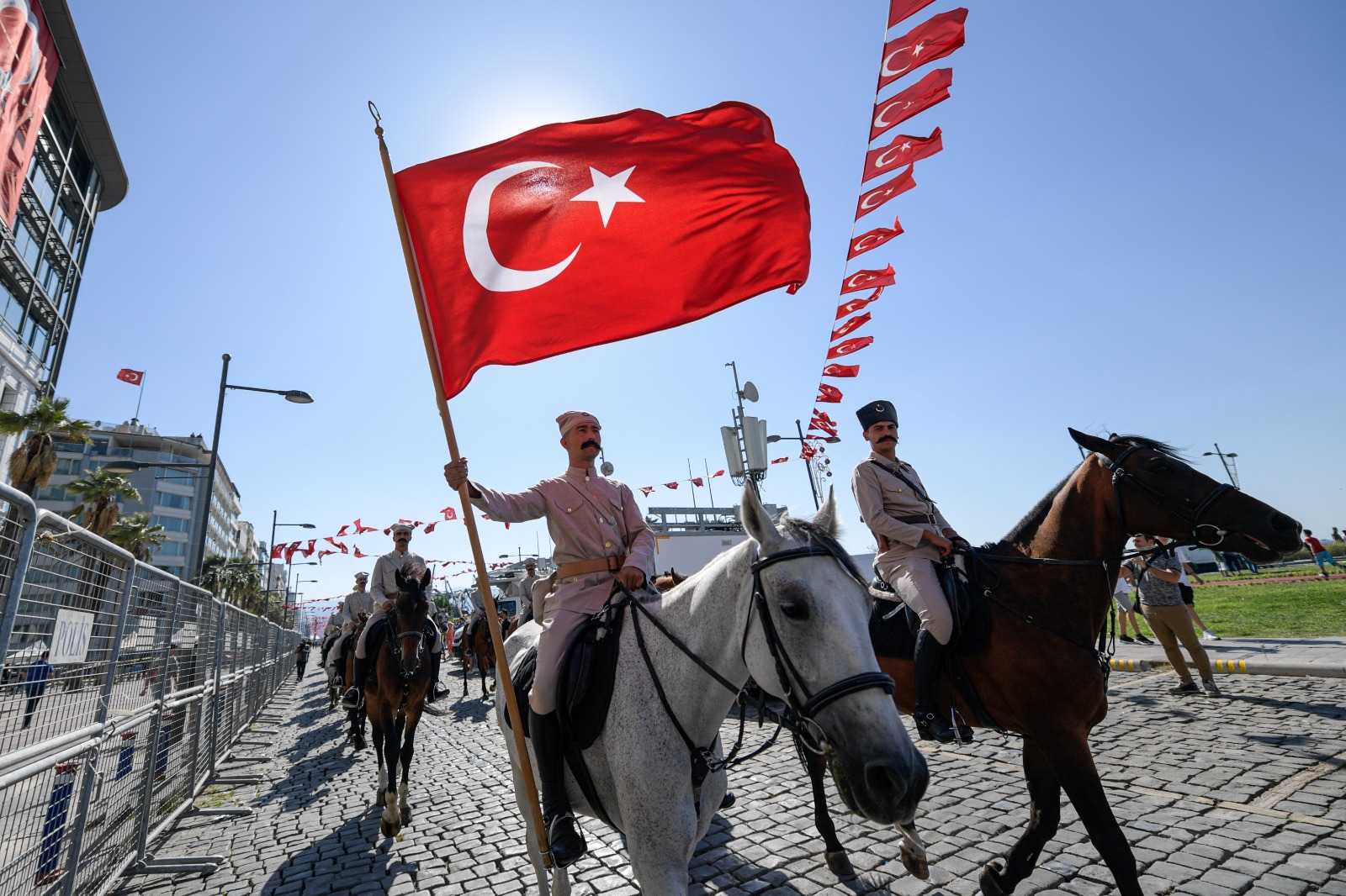 İzmir Büyükşehir Belediyesi şehrin 101'inci kurtuluş yıldönümünü birbirinden renkli etkinliklerle