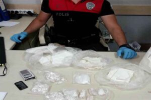 İzmir'de polisin durdurduğu motosikletteki 2 şüpheinin üzerinde yapılan aramada 1